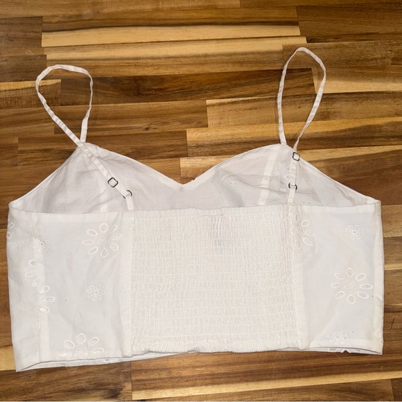 Universal Thread White Embroidered Beachy Vacatsion Cropped Too Size Medium - Picture 2 of 3